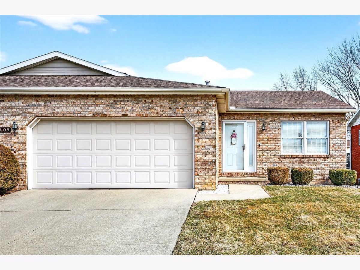 Homes & Condos & Townhomes For Sale Lakewood Bloomington Illinois, 1409 Oakbrook Drive