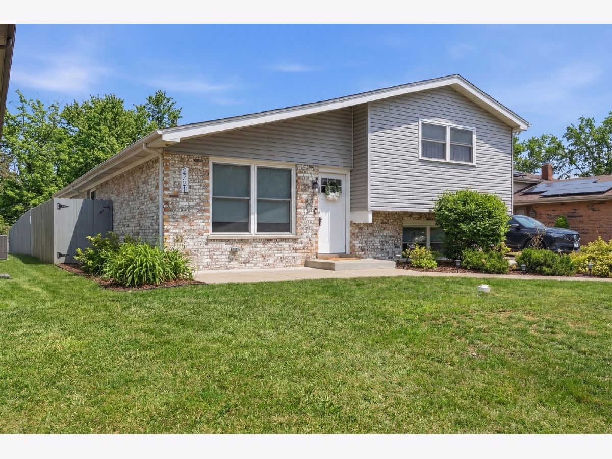  For Sale Woodridge Illinois, 2221 Charmingfare Drive