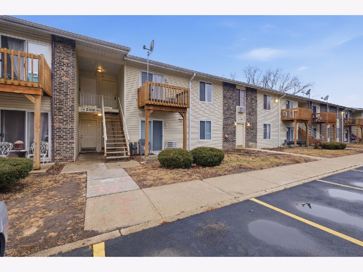 Condominiums For Sale Deer Run Oswego Illinois, 2300 Light Road