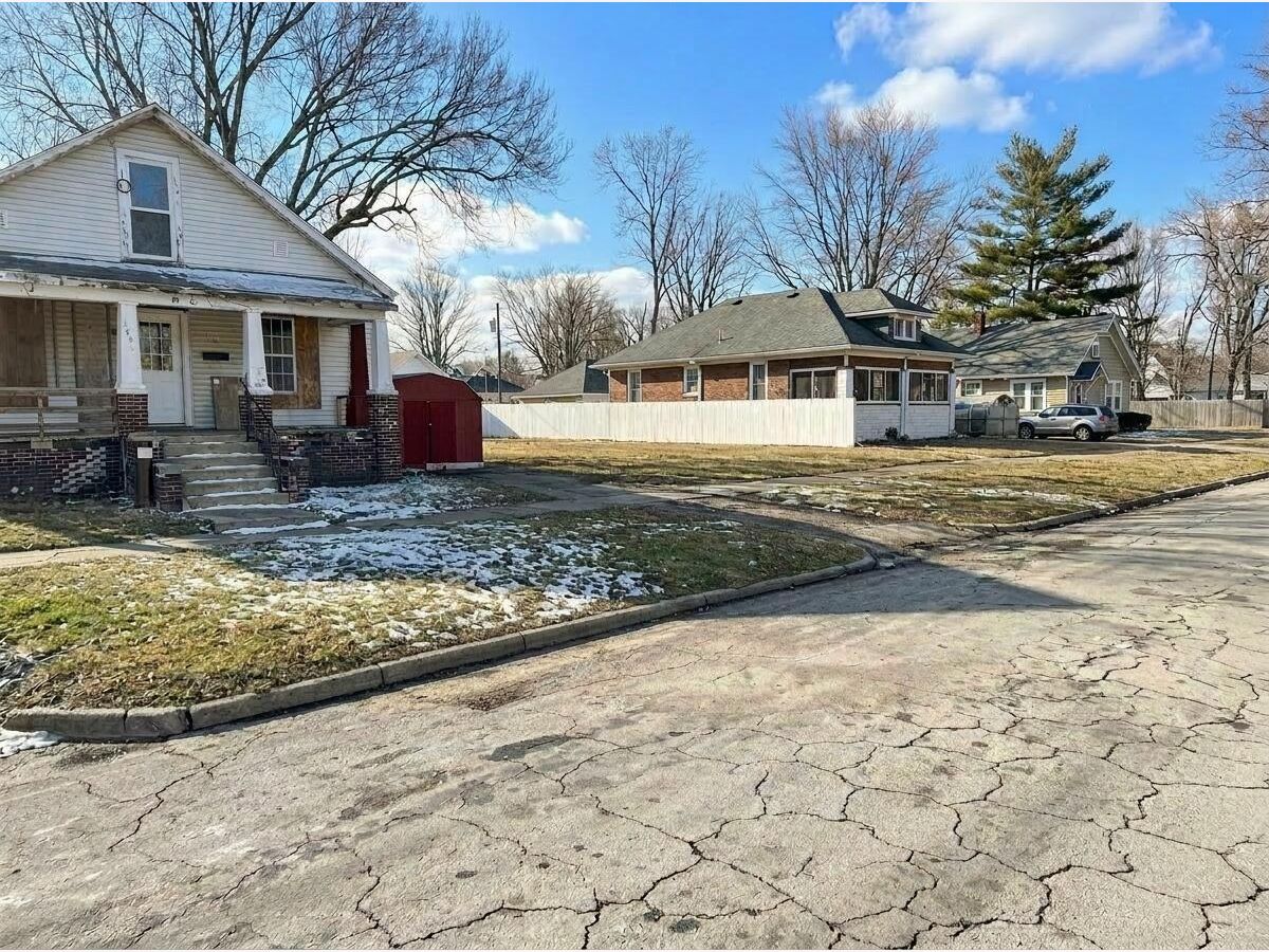  For Sale Mattoon Illinois, 2516 Pine Avenue