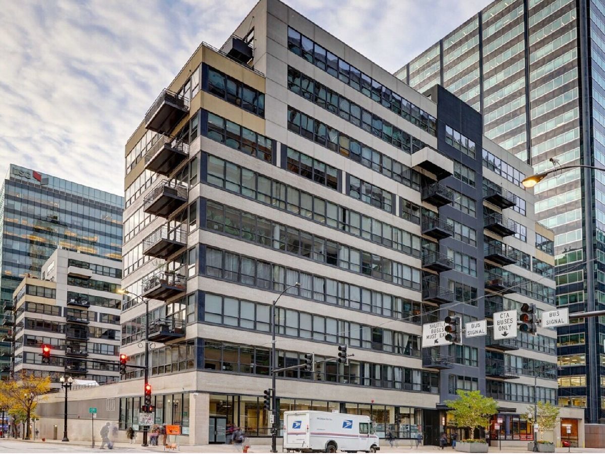 Condominiums For Sale Metropolitan Place Chicago Illinois, 130 Canal Street
