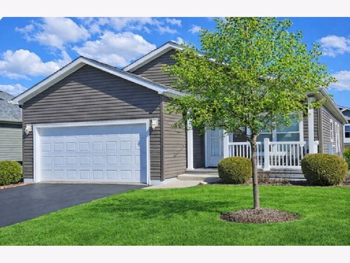 Homes & Condos & Townhomes For Sale Saddlebrook Farms Grayslake Illinois, 1521 Meadow View Lane