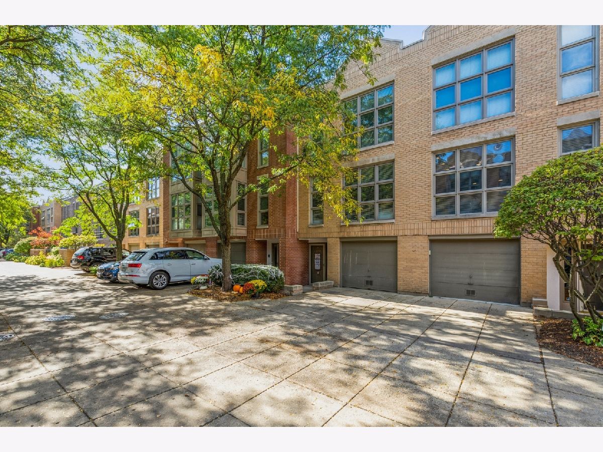 Townhomes Rented Lakewood Commons Chicago Illinois