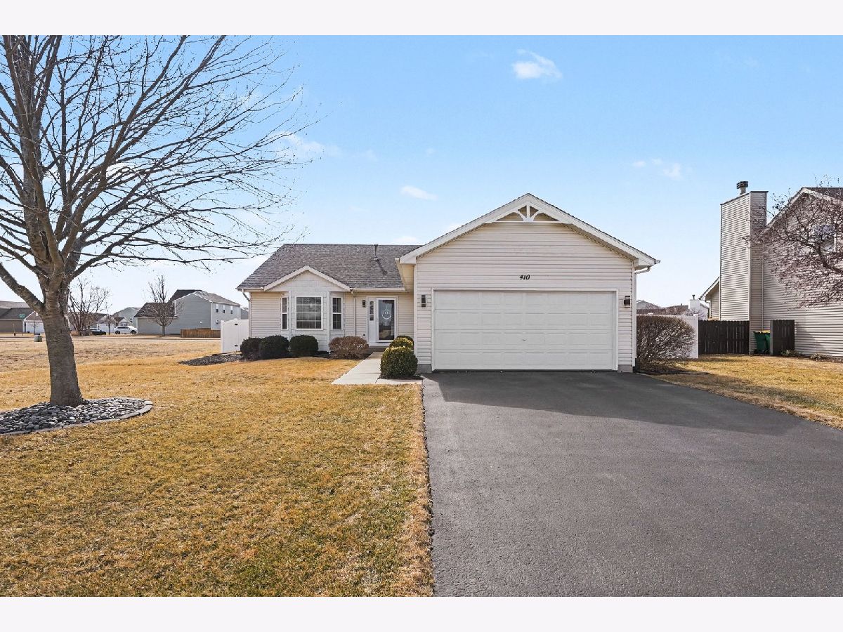 Homes & Condos & Townhomes For Sale Woodwind Plano Illinois, 410 Heritage Lane