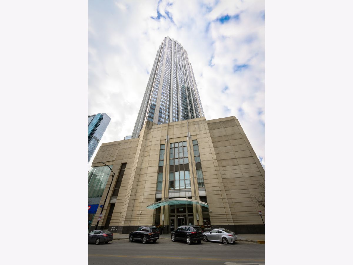 Condominiums For Sale River East Chicago Illinois, 512 Mcclurg Court