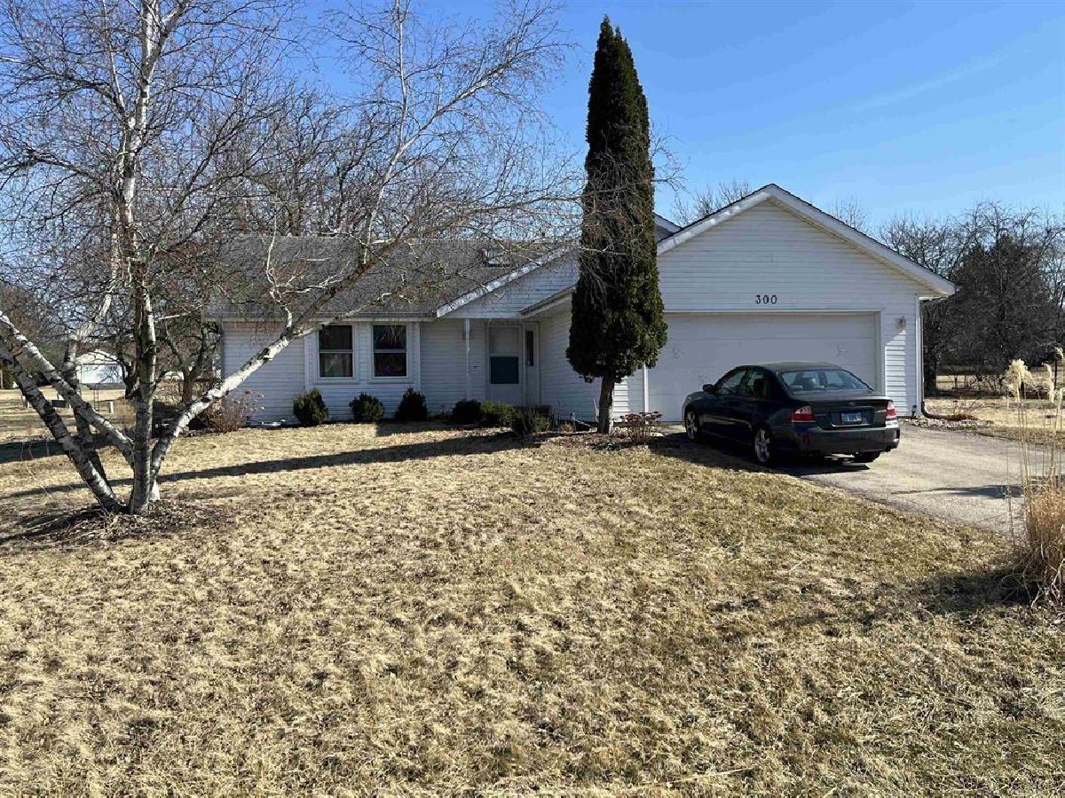  For Sale Poplar Grove Illinois, 300 Lamplighter Loop