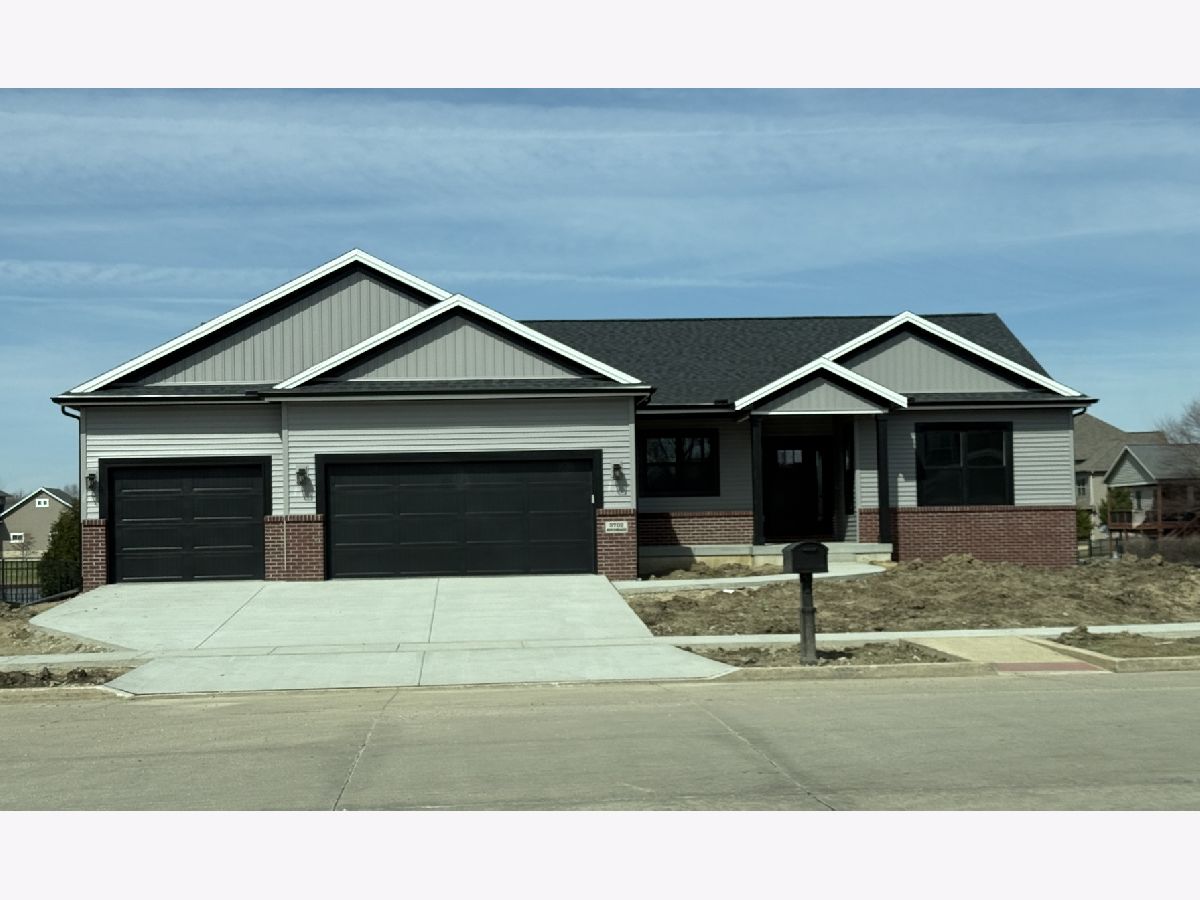 Homes & Condos & Townhomes Sold Sapphire Lake Bloomington Illinois, 3702 Pamela