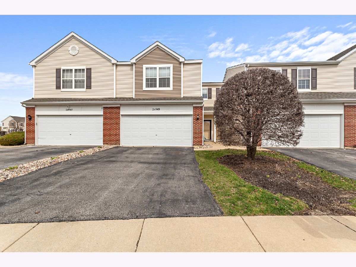 Townhomes & Homes For Sale Brookstone Springs Manhattan Illinois, 24949 Clare Circle