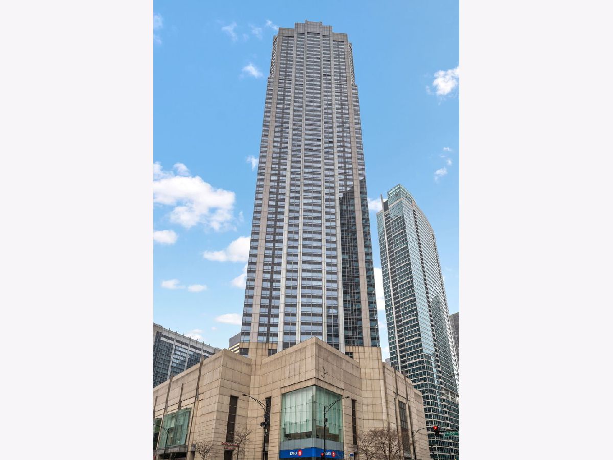 Condominiums For Rent River East Chicago Illinois, 512 Mcclurg