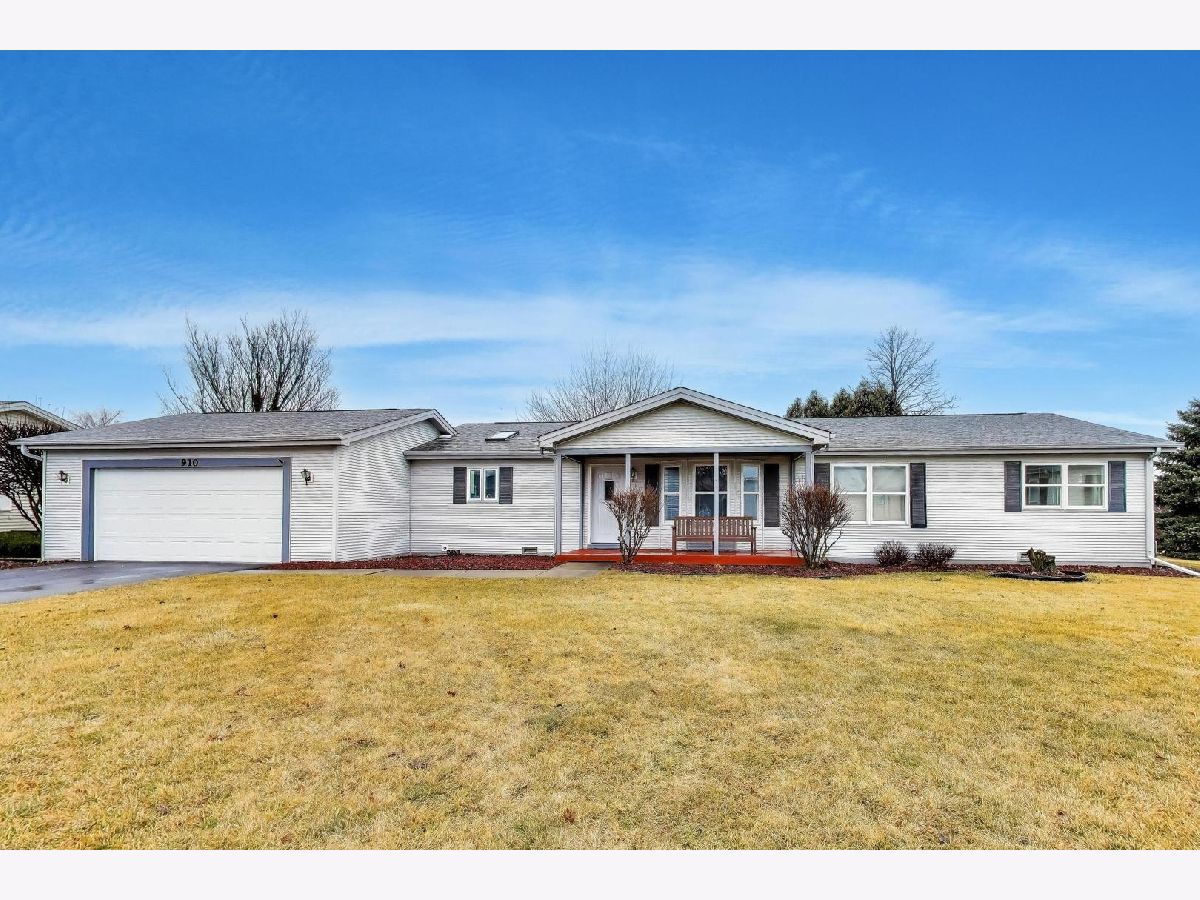 Homes & Condos & Townhomes For Sale Saddlebrook Farms Grayslake Illinois, 910 Shetland Court