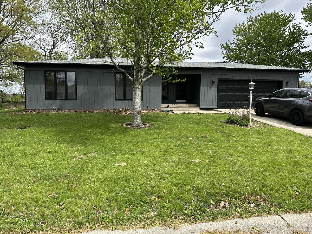  For Sale Tuscola Illinois, 902 Fleetwood Drive