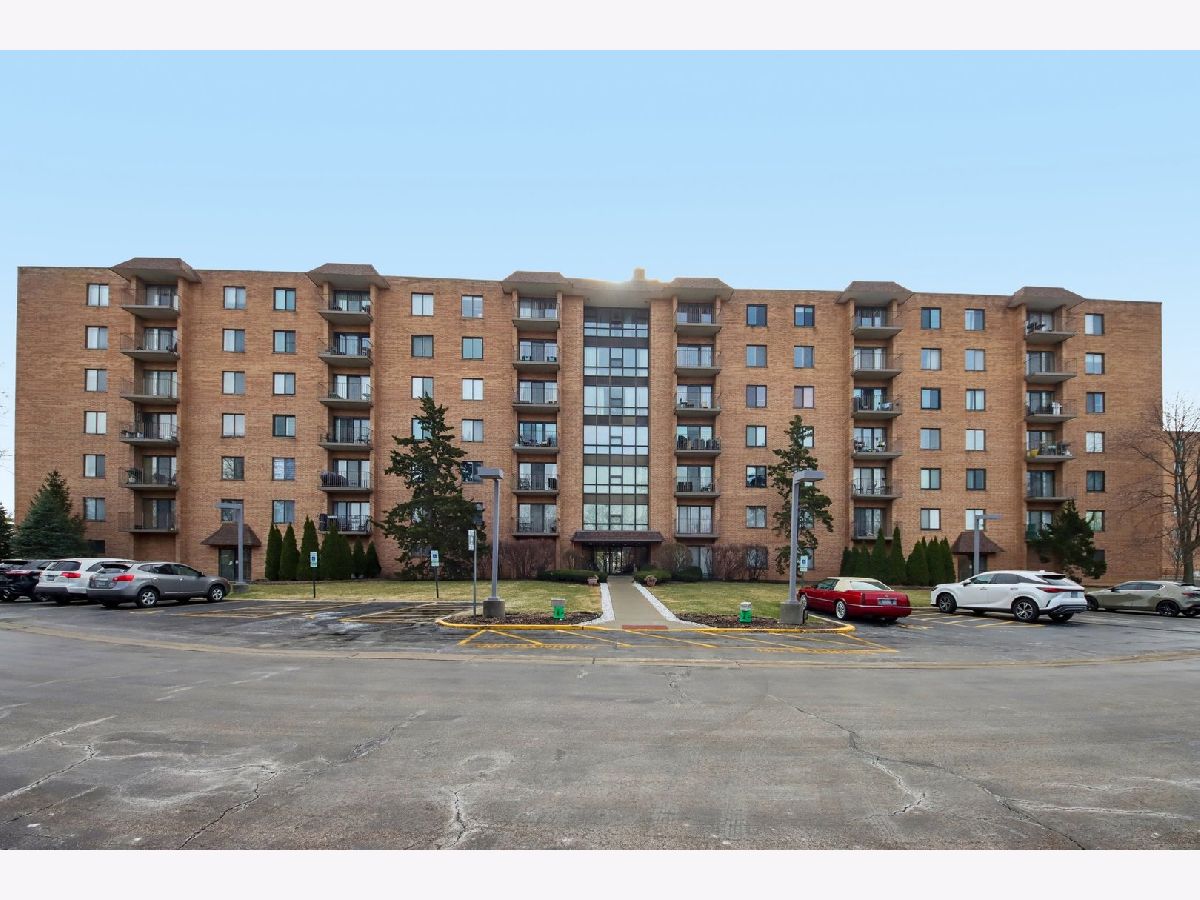 Condominiums For Sale Crystal Towers Mount Prospect Illinois, 1727 Crystal Lane