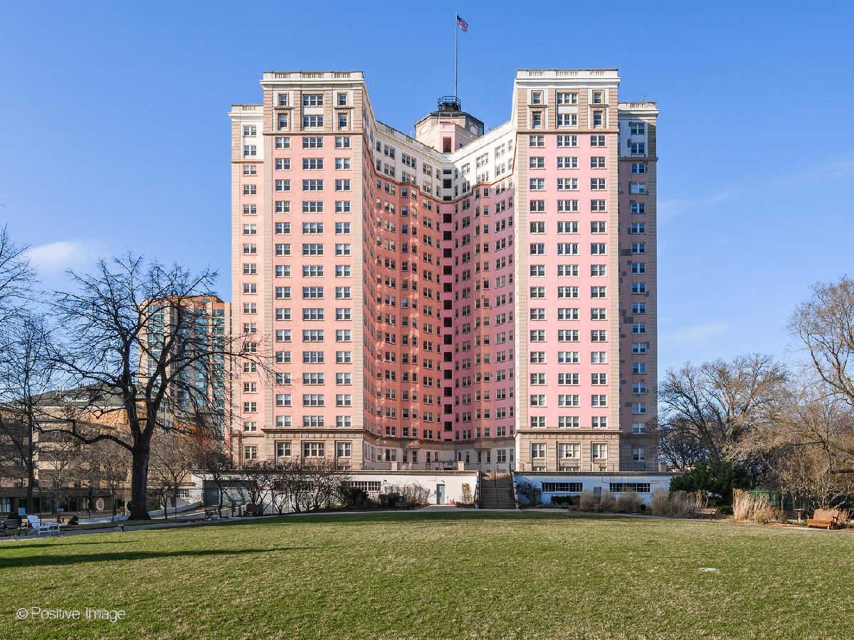  For Sale Chicago Illinois, 5555 Sheridan Road