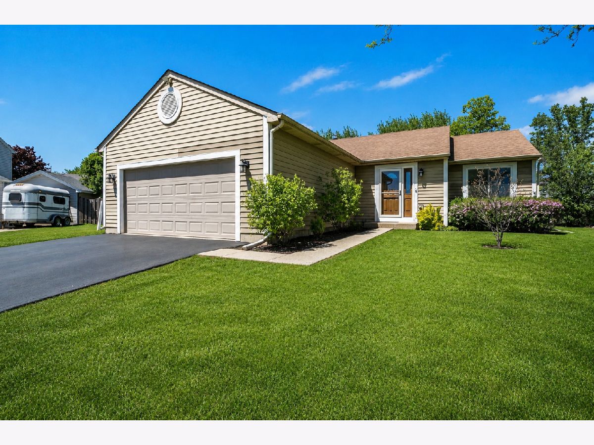 Homes For Sale Oaktree Lake Villa Illinois, 2212 Oak Leaf Court