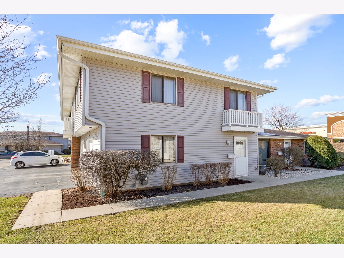 Townhomes & Condos & Homes For Sale Weathersfield Commons Schaumburg Illinois, 18 Dennis Court