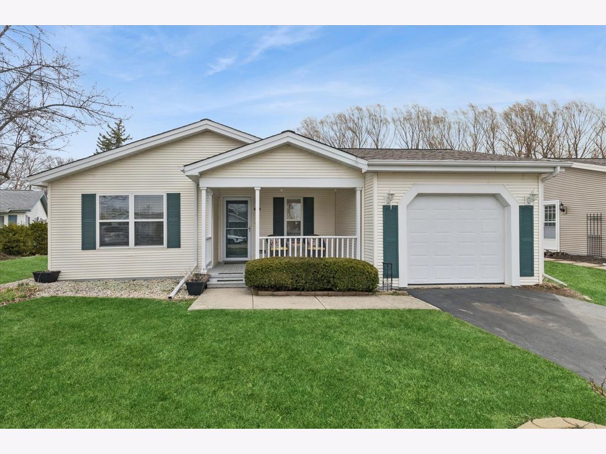 Homes & Condos & Townhomes For Sale Saddlebrook Farms Grayslake Illinois, 1810 Paddock Court