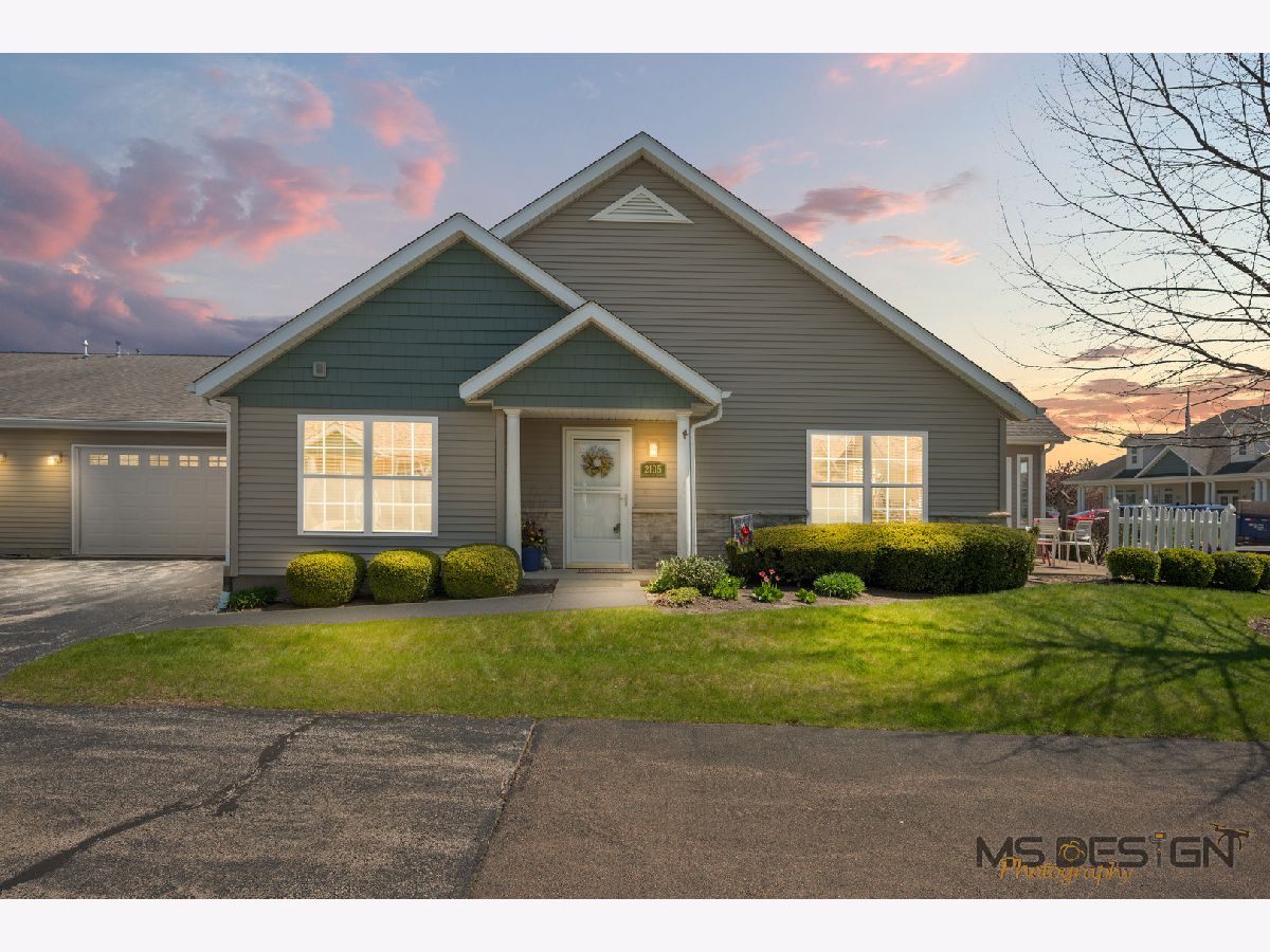  For Sale Sycamore Illinois, 2105 Waterbury Lane