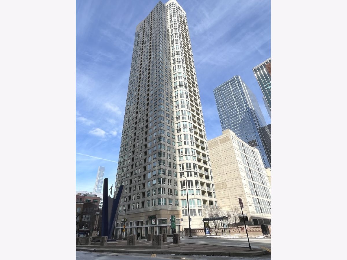 Condominiums Rented Sterling Chicago Illinois, 345 Lasalle