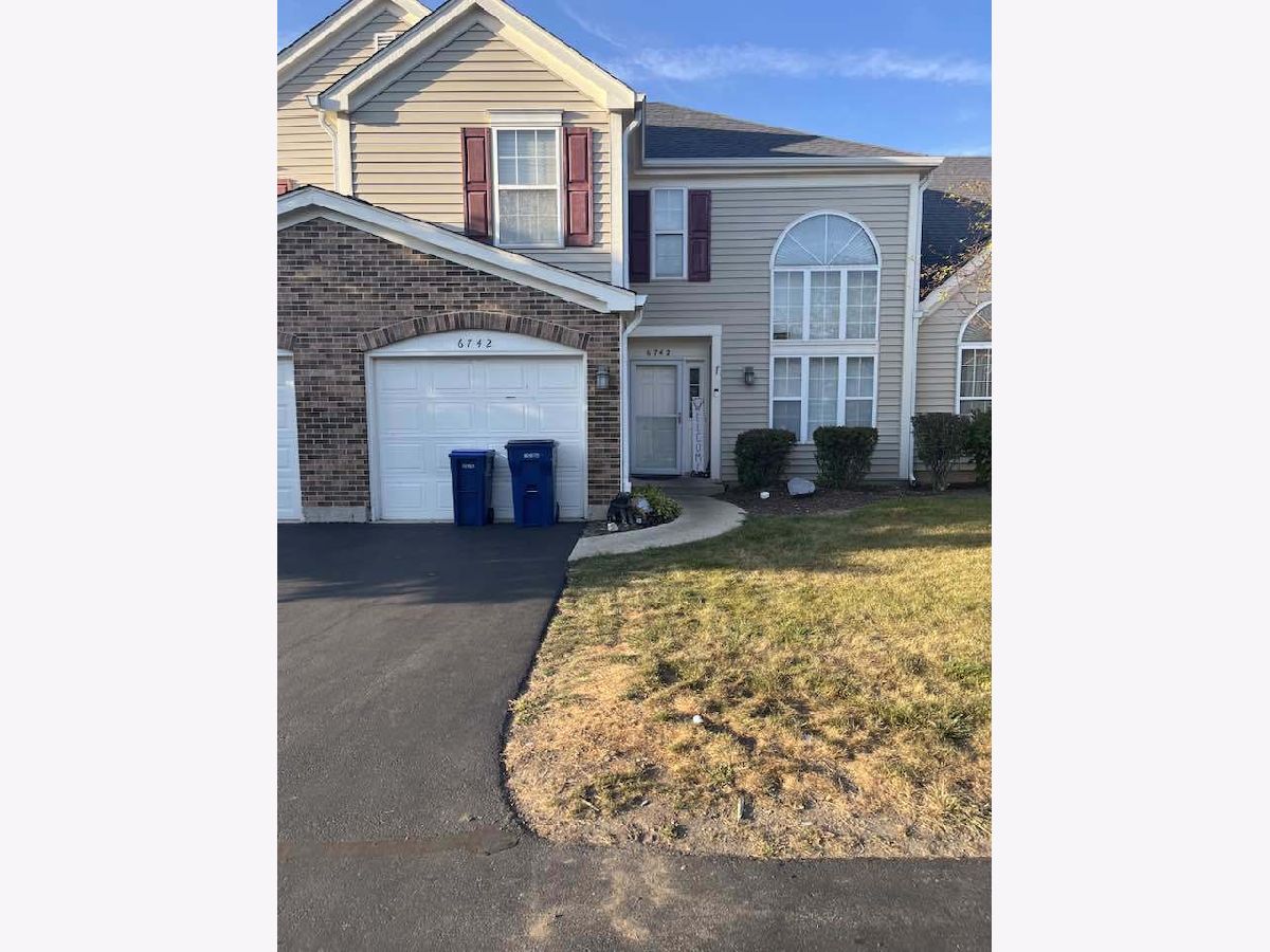 Townhomes & Condos & Homes For Sale Stonebrook Gurnee Illinois, 6742 Wellsley Court