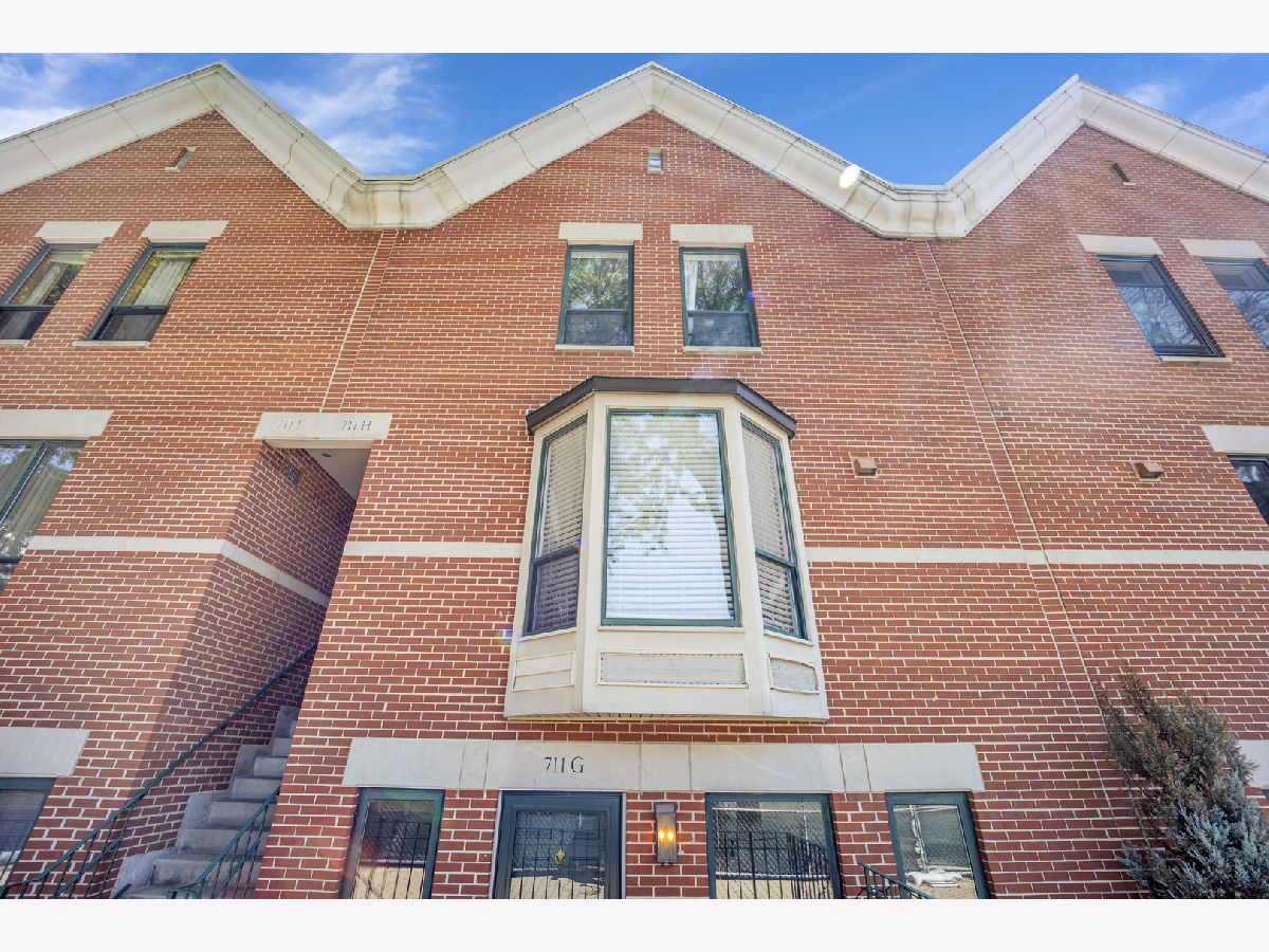Townhomes & Condos & Homes Rented Garibaldi Square Chicago Illinois, 711 Ashland