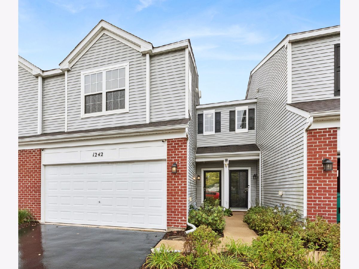 Townhomes & Condos & Homes For Sale Hampton Glen Plainfield Illinois, 1242 Courtland Circle