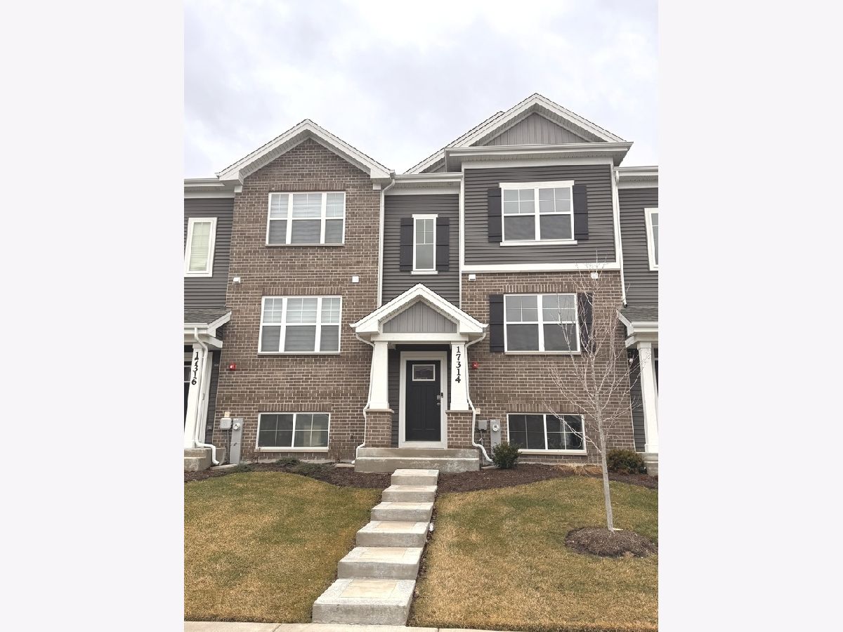 Condos & Townhomes & Homes For Sale Oak Ridge Tinley Park Illinois, 17314 Roscommon Road