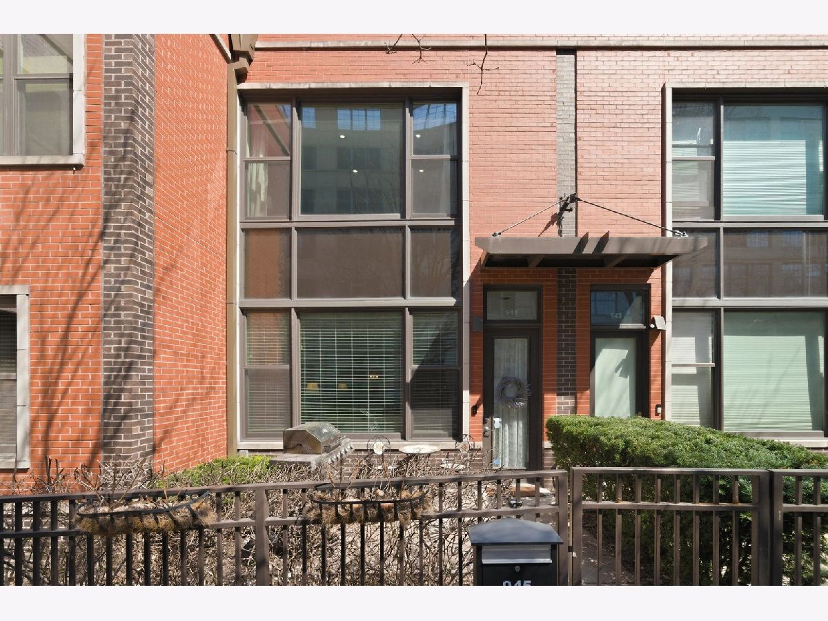 Townhomes & Condos For Sale River Village Chicago Illinois, 945 Kingsbury Street