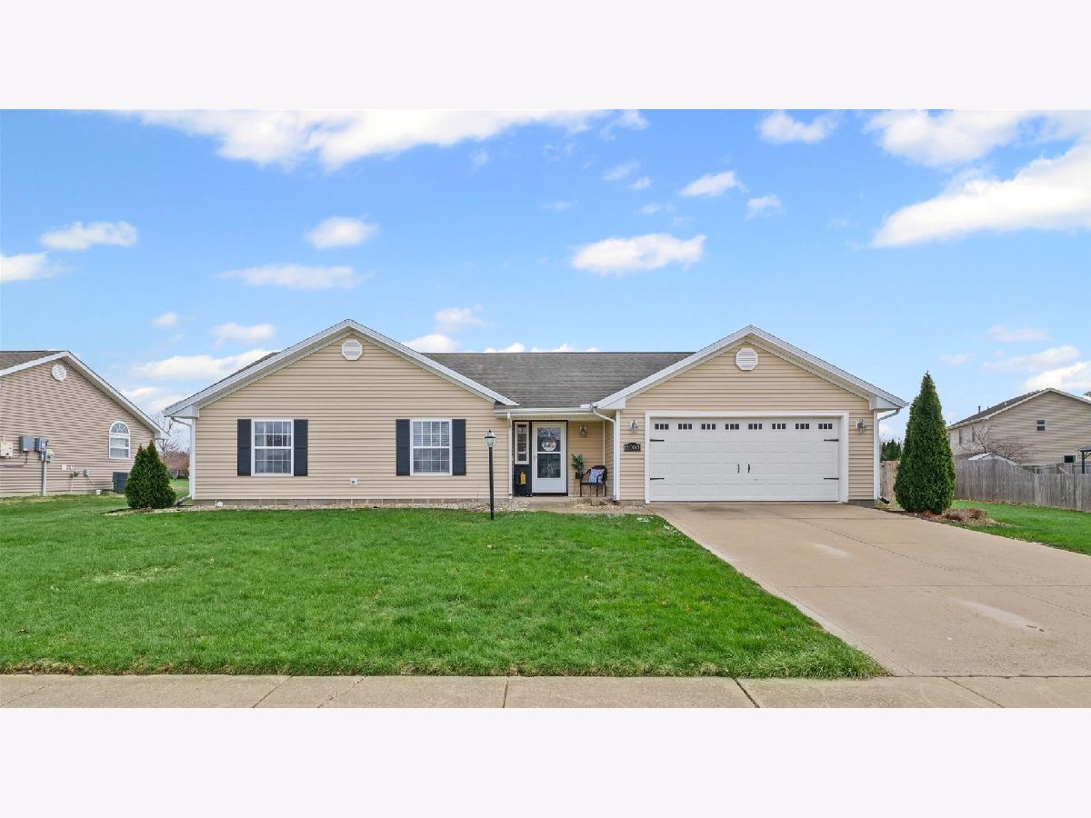  For Sale Monticello Illinois, 2003 Macintosh Lane