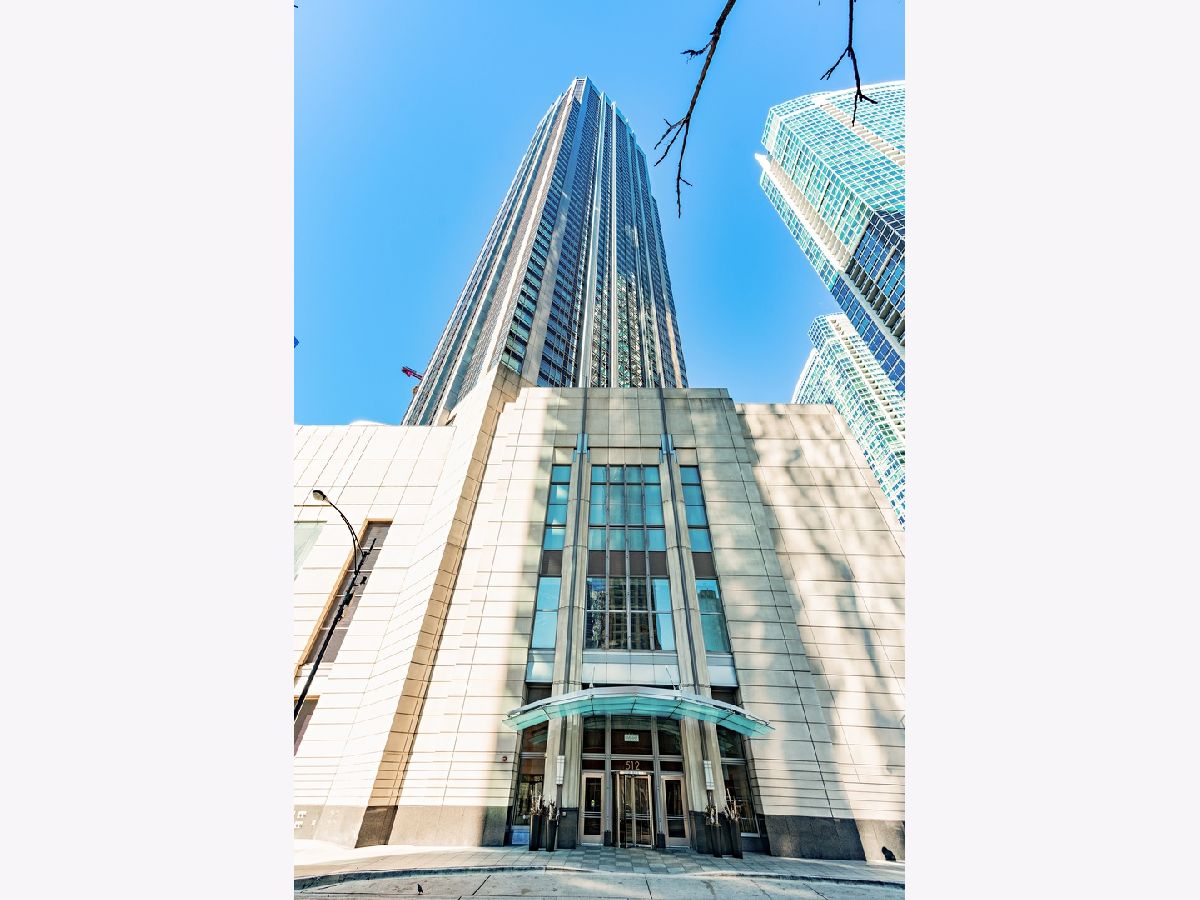 Condos & Townhomes Rented Residences At River East Chicago Illinois, 512 Mcclurg