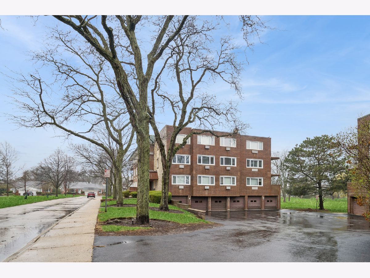 Townhomes & Condos & Homes For Sale Regent Park Arlington Heights Illinois, 2700 Bel Aire Drive