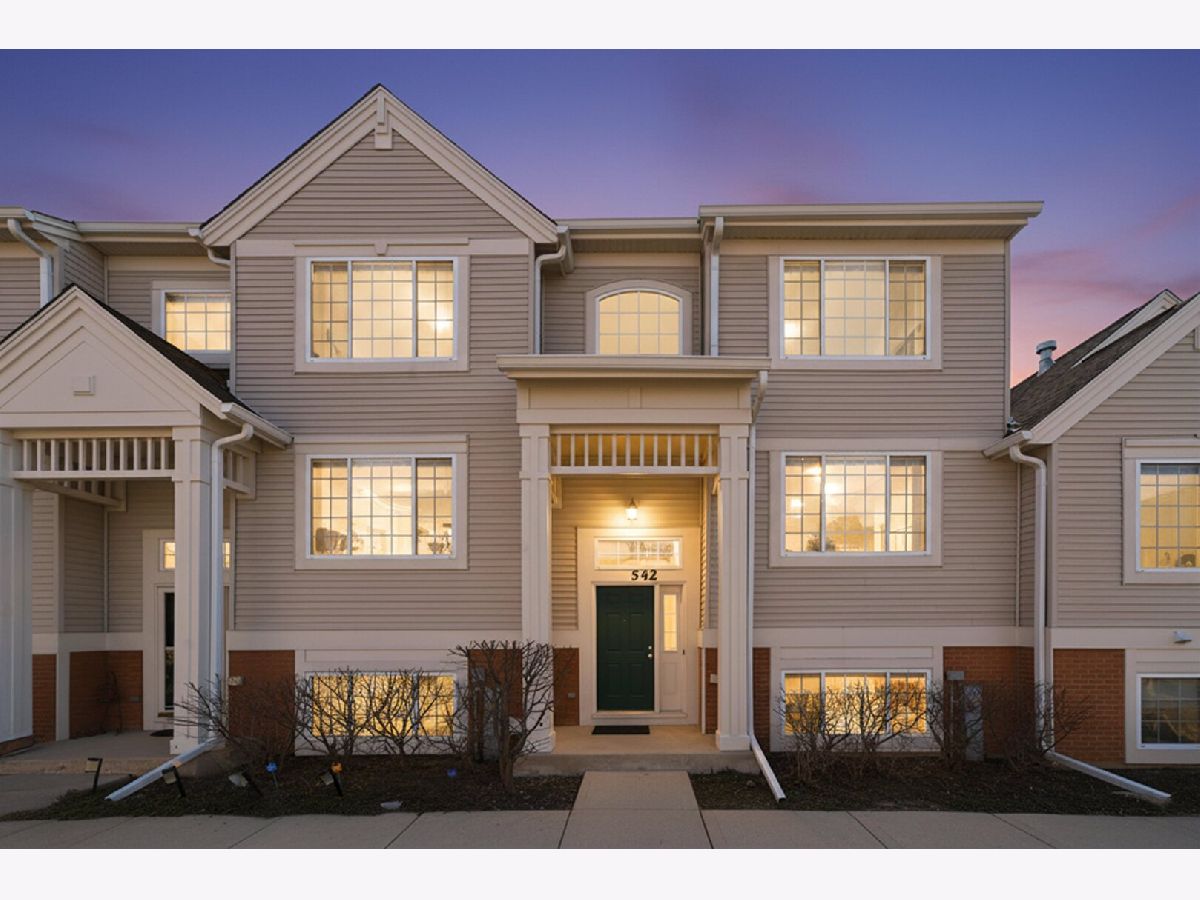 Townhomes & Condos & Homes For Sale Cary Woods Cary Illinois, 542 Cary Woods Circle