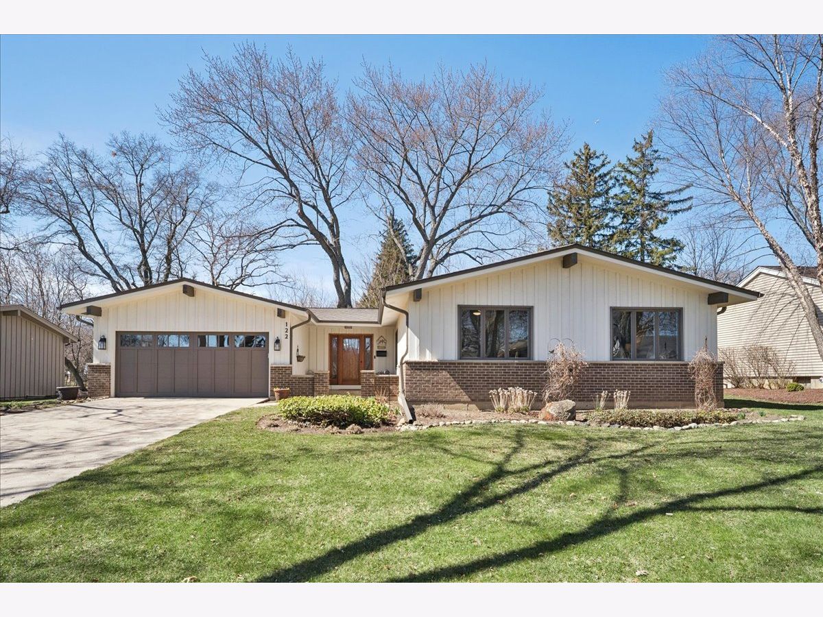 Homes For Sale Williamsburg Commons Bartlett Illinois, 122 Williamsburg Drive