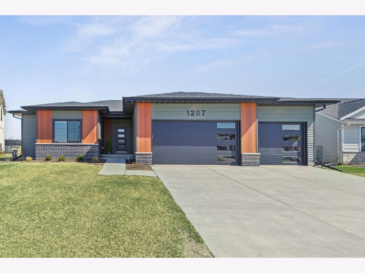  For Sale Eldridge Iowa, 1207 Colonial Court