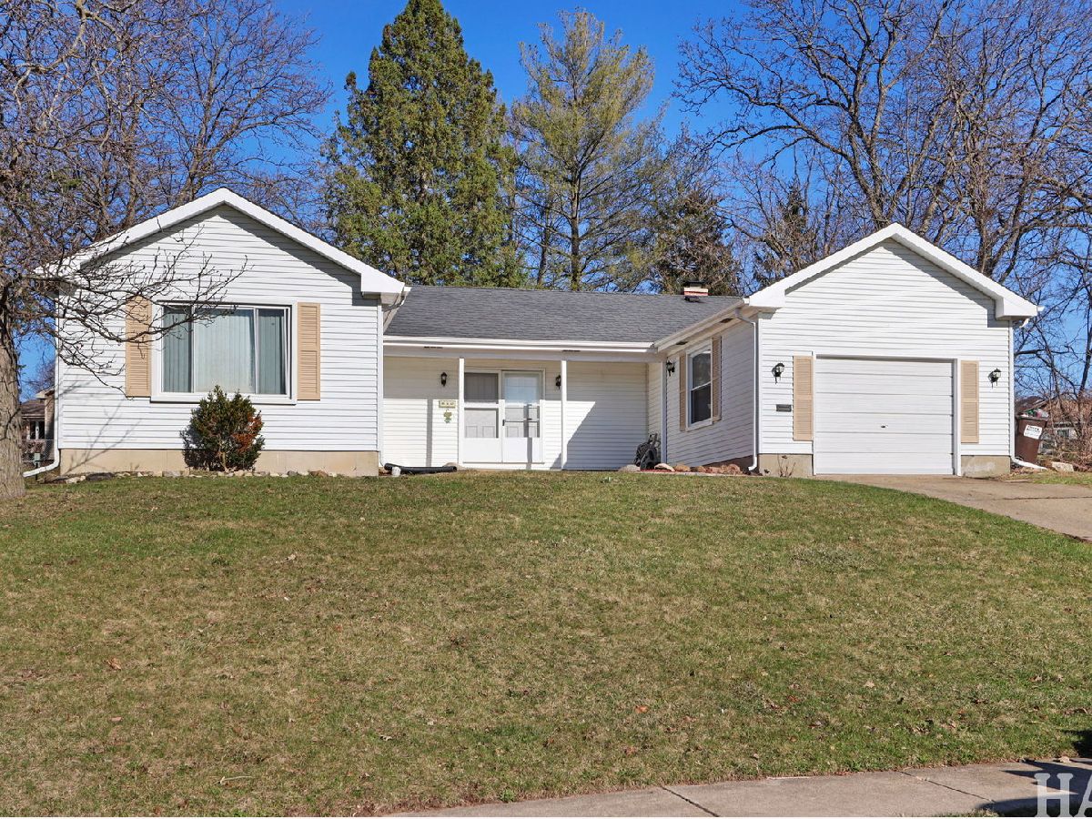 Homes & Condominiums For Sale Whispering Oaks Mchenry Illinois, 810 Oakwood Drive