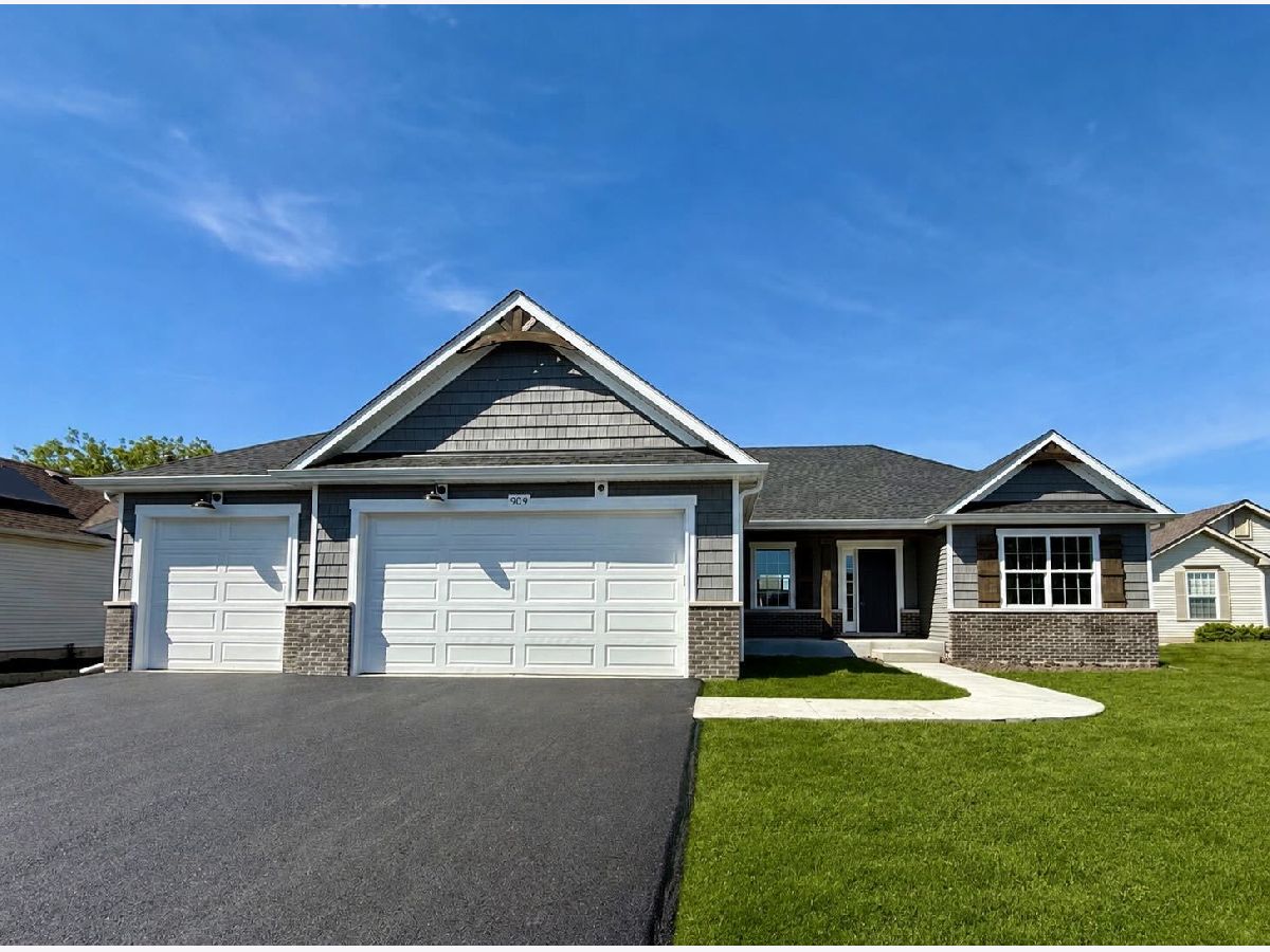 Homes For Sale Fairwind Sandwich Illinois, 909 Bainbridge Court