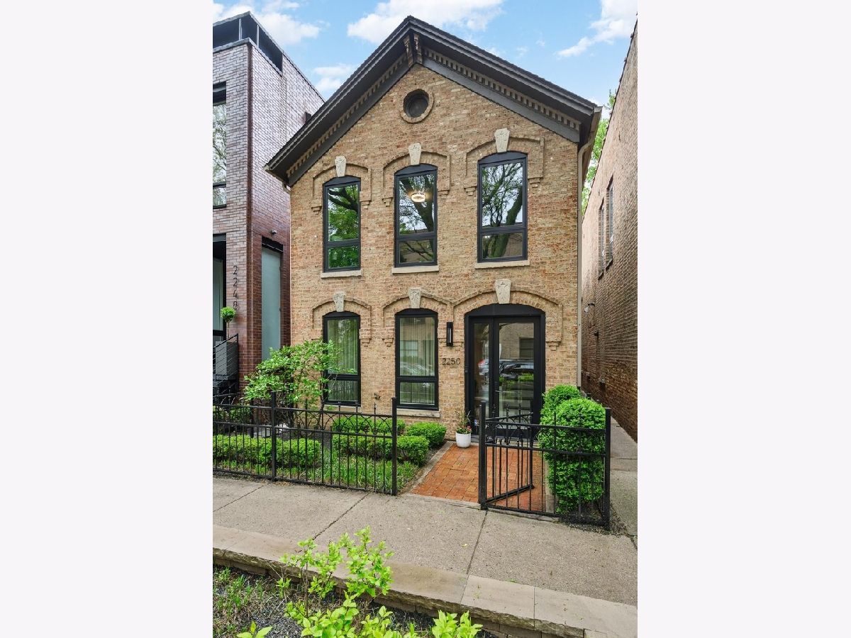  For Sale Chicago Illinois, 2250 Wayne Avenue