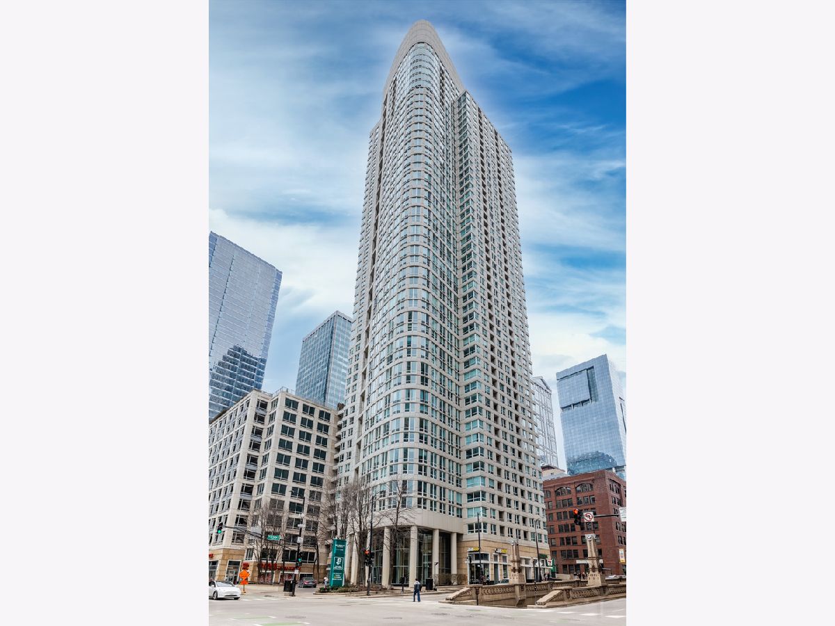 Condominiums For Rent Sterling Chicago Illinois, 345 Lasalle