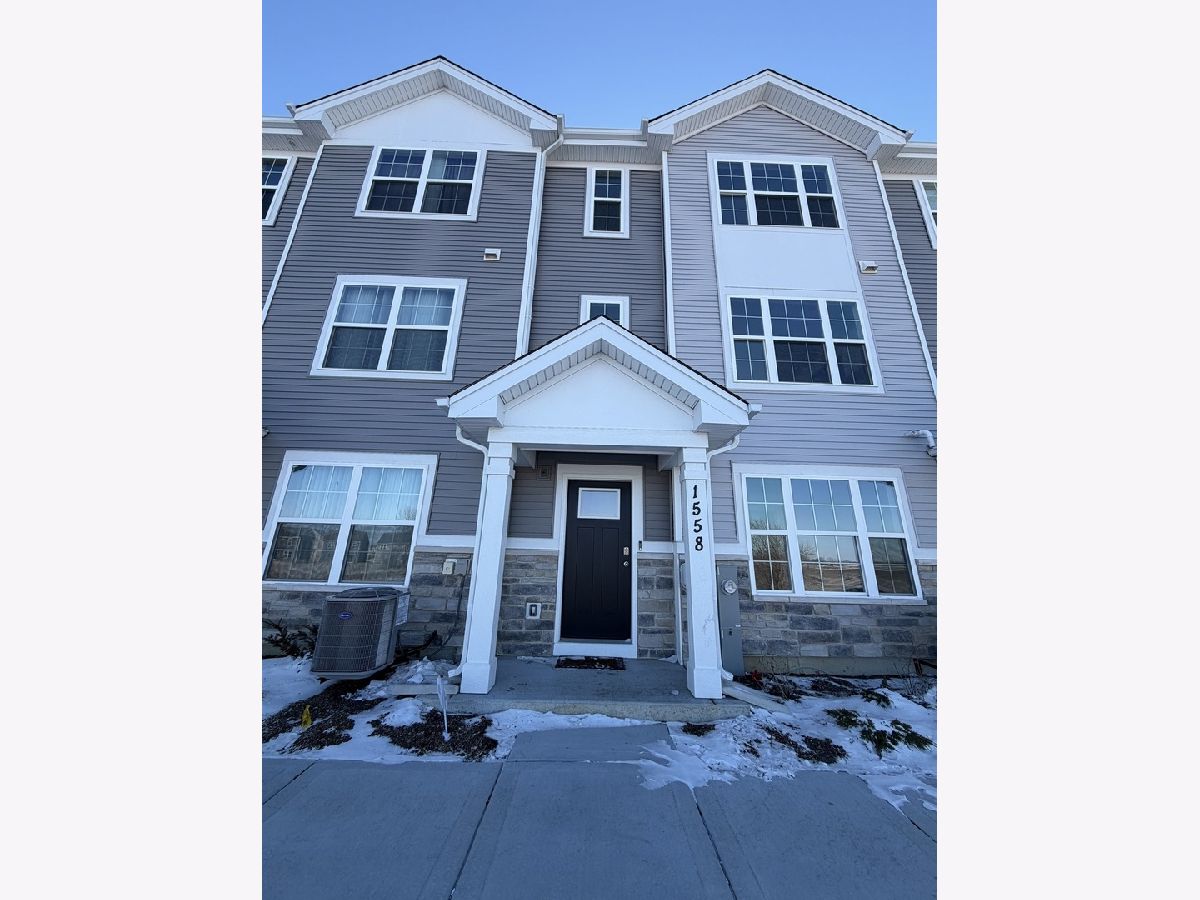 Townhomes & Condos & Homes Rented Cambridge Lakes Pingree Grove Illinois, 1558 Sequoia