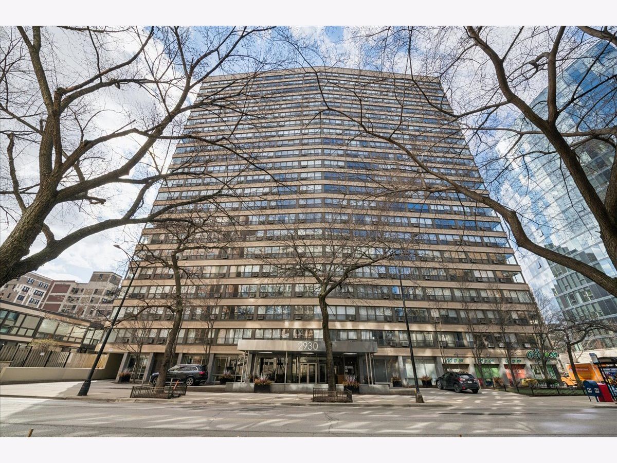  For Sale Chicago Illinois, 2930 Sheridan Road