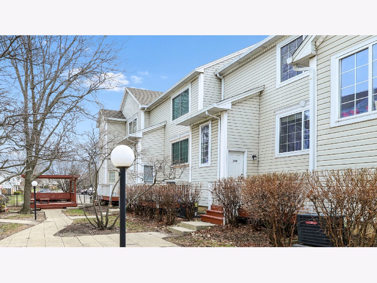 Townhomes & Condos For Sale Town Centre Park Bolingbrook Illinois, 309 Emerald Court