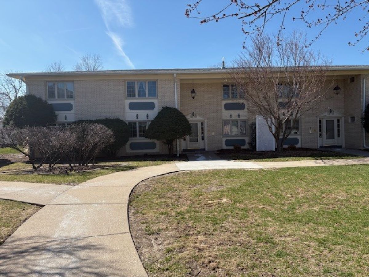 Condos & Townhomes For Sale Beverly Manor Condo Moline Illinois, 930 17th Street