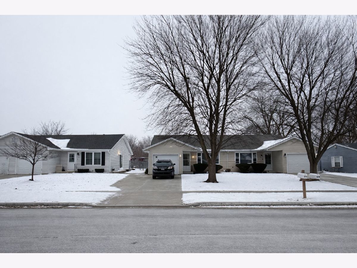  Rented Elgin Illinois, 1065 Hiawatha