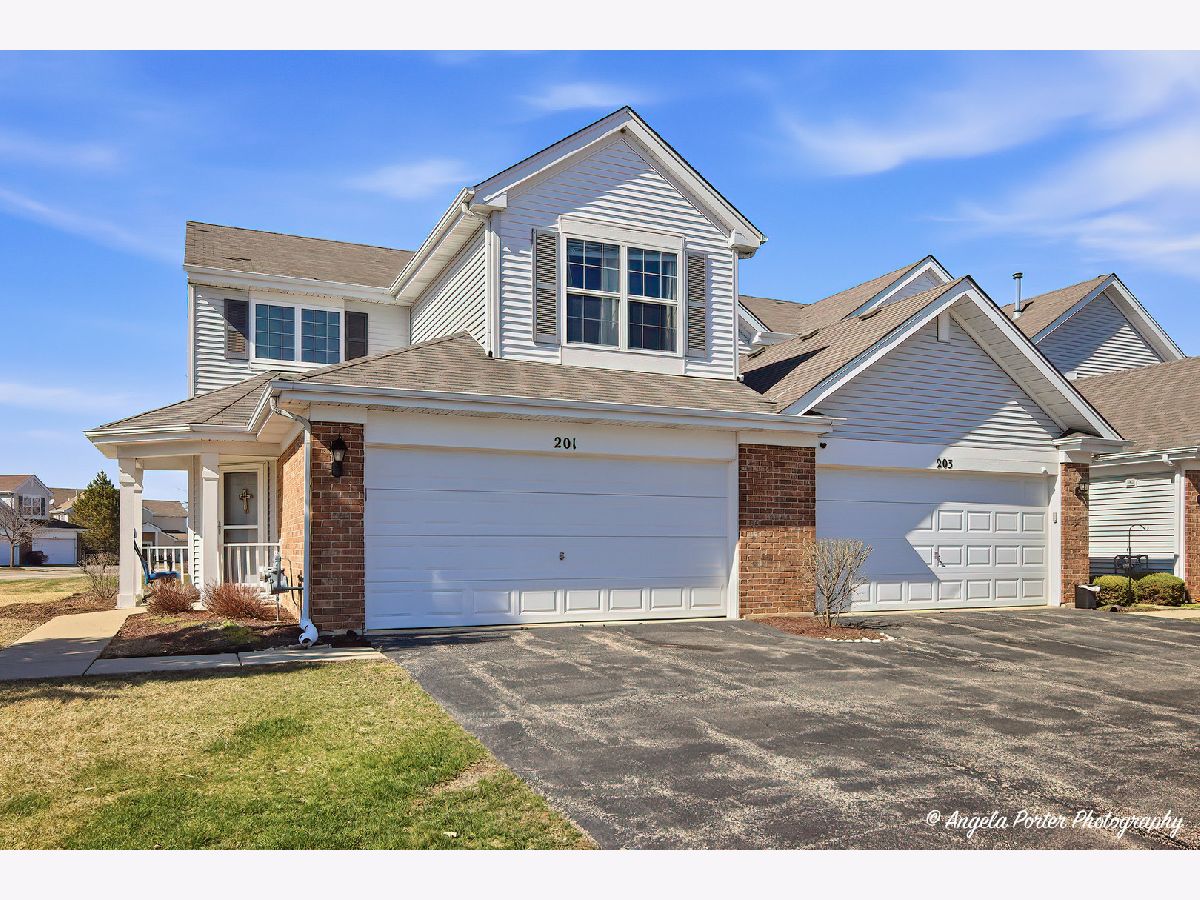 Homes & Townhomes & Condos For Sale Apple Creek Estates Woodstock Illinois, 201 Macintosh Avenue