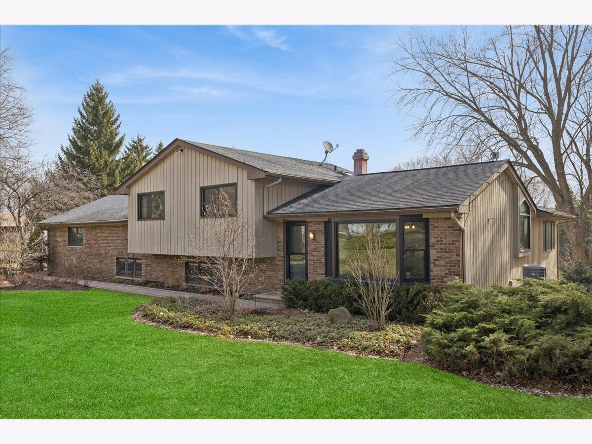 Homes For Sale Shannonwood Woodstock Illinois, 220 Shannon Drive