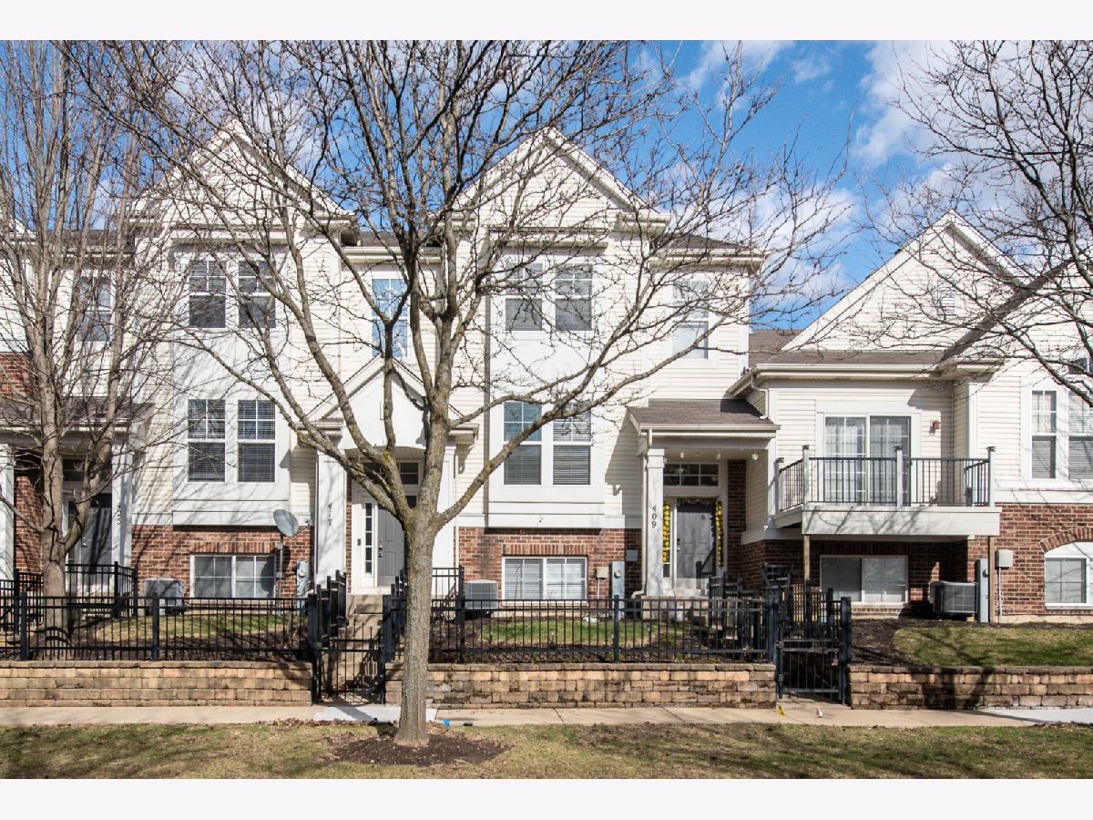 Townhomes & Condos Rented The Plaza On New York Aurora Illinois, 417 Plaza