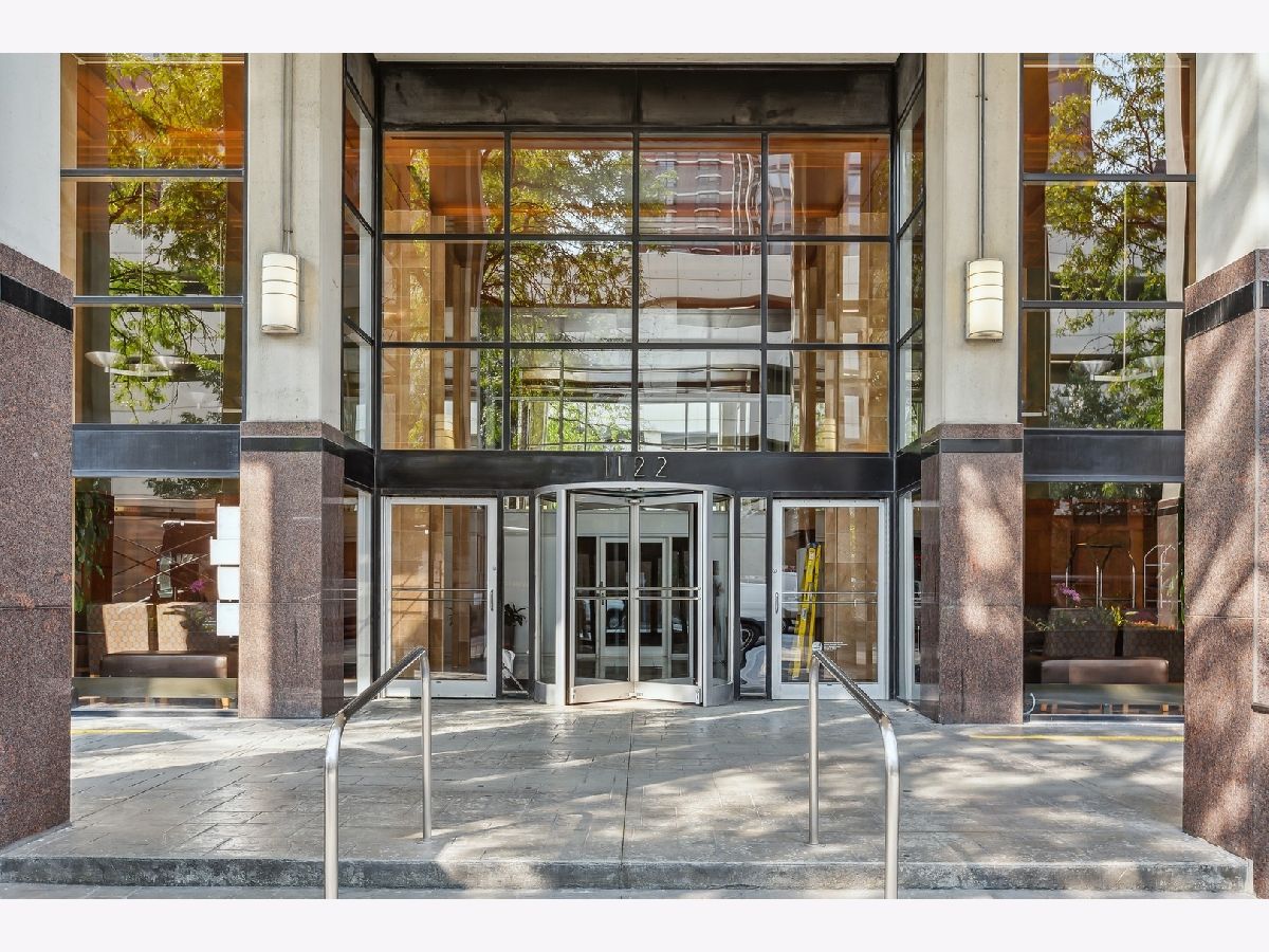 Condominiums Rented Elm At Clark Condos Chicago Illinois, 1122 Clark