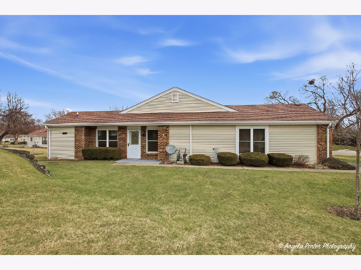 Townhomes & Condos & Homes For Sale Leisure Village Fox Lake Illinois, 7112 Nassau Court