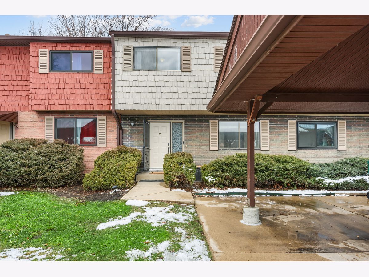  For Sale Wheeling Illinois, 1528 Chippewa Trail