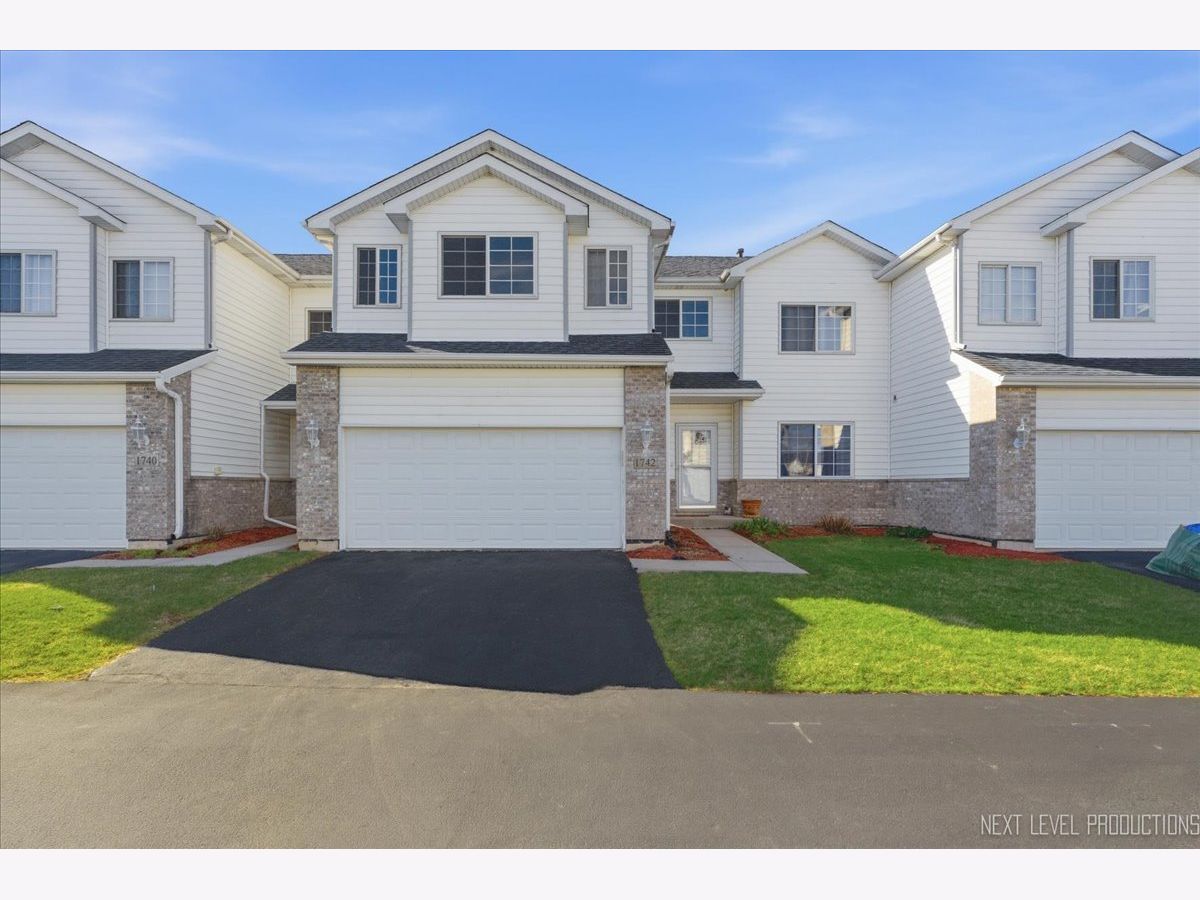  For Sale Minooka Illinois, 1742 Waters Edge Drive