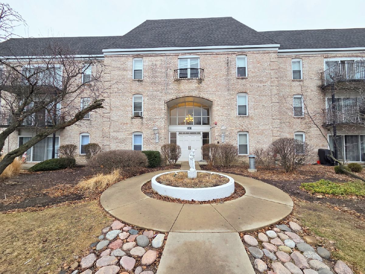 Condominiums For Rent Carriage Way Rolling Meadows Illinois, 5001 Carriage Way